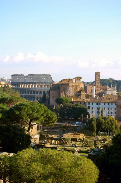 Romeinse forum en het colosseum, rome — Stockfoto