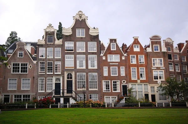 Amsterdam'ın eski evlerde — Stok fotoğraf