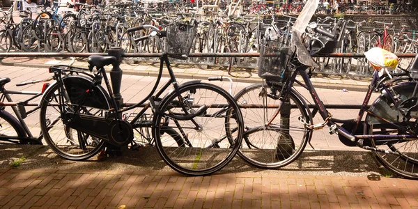 阿姆斯特丹的自行车停放 — 图库照片