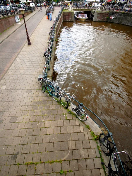 Aparcamiento de bicicletas a lo largo del puente — Foto de Stock