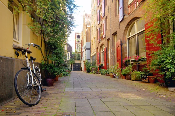 Romantyczny widok ulicy w Amsterdamie — Zdjęcie stockowe