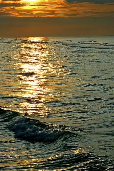 Güneş bir düşüş, dalga deniz — Stok fotoğraf