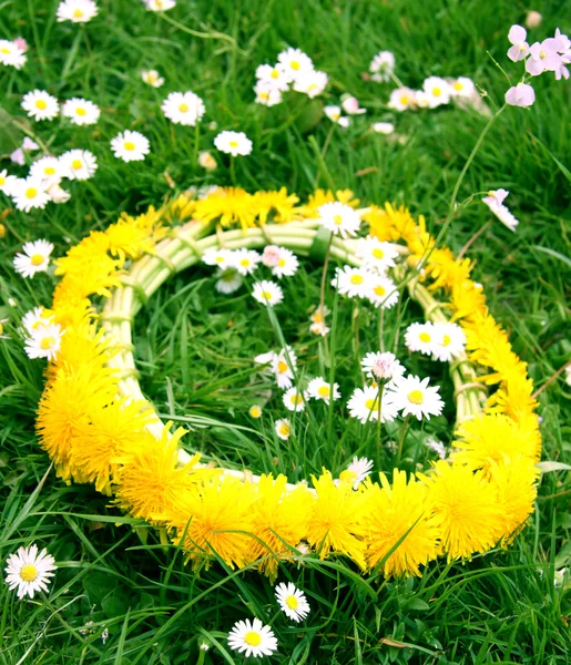Wreath from yellow dandelions — Stock Photo, Image
