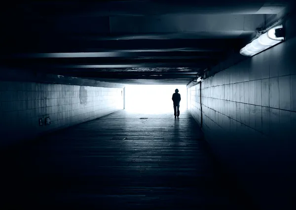 Silueta solitaria en un túnel subterráneo — Foto de Stock