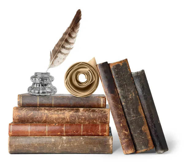 Старые книги, чернильница и свиток — стоковое фото
