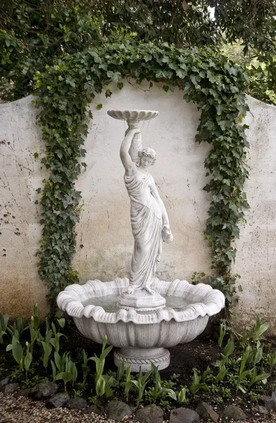 Trädgård fontän staty — Stockfoto