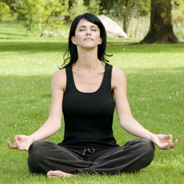 Vrouw doet yoga oefeningen — Stockfoto