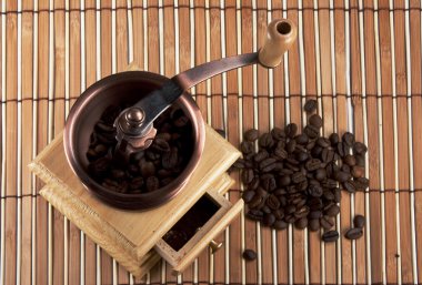 Coffee grinder with coffee grains