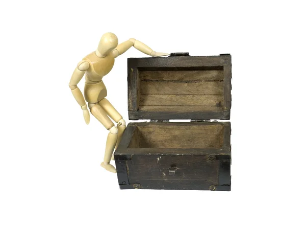Op zoek naar een houten kist — Stockfoto