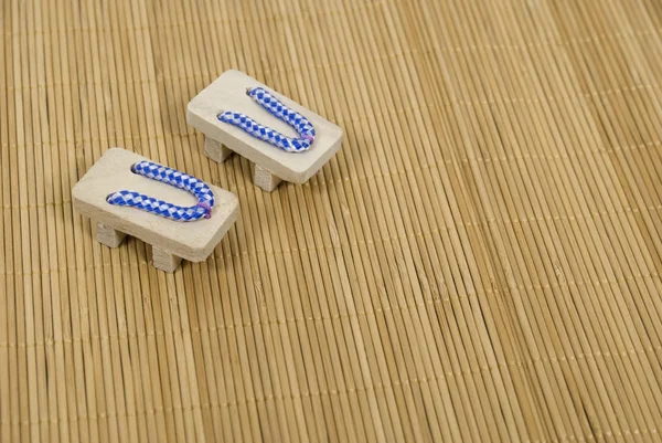 Blaue Geta-Sandalen auf Grasmatte — Stockfoto