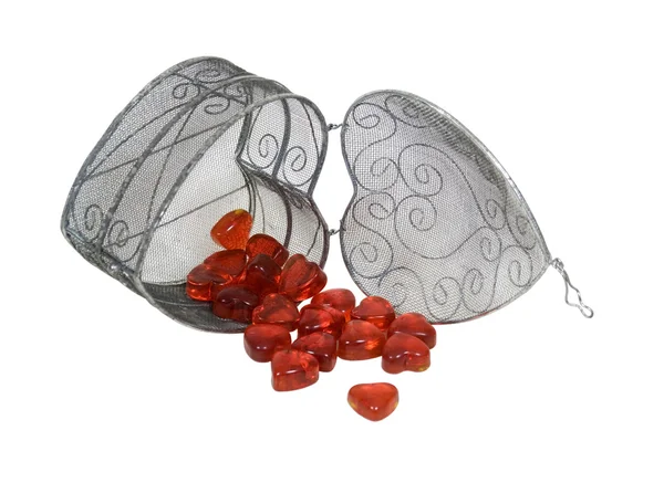 Corações de vidro vermelho em uma cesta de coração — Fotografia de Stock