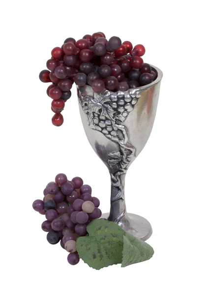 Zilveren kelk en druiven — Stockfoto