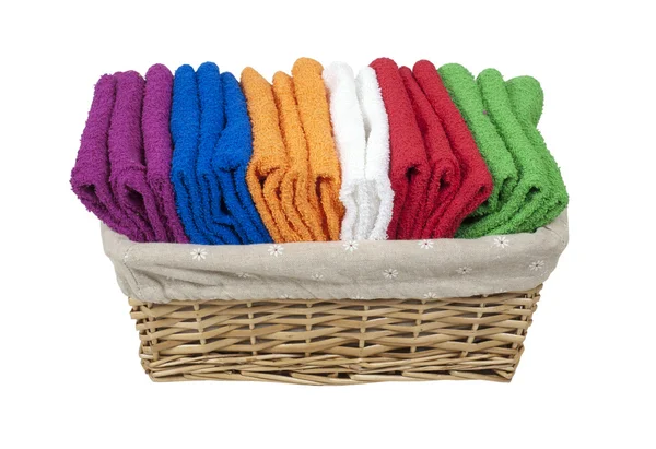 Διπλωμένες πετσέτες σε μια επένδυση καλάθι — Φωτογραφία Αρχείου