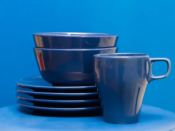 Pilha de pratos e copos — Fotografia de Stock