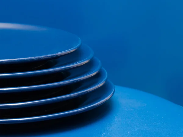 Tumpukan piring biru — Stok Foto
