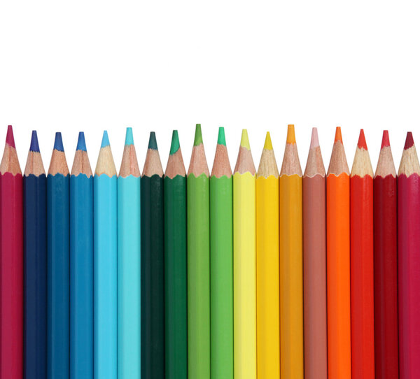 Ассортимент цветных карандашей на белом
