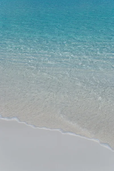 Delikatne surf. biały piasek na plaży — Zdjęcie stockowe