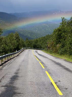 yol ve gökkuşağı peyzaj