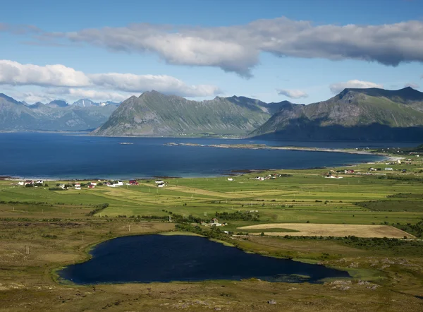 Lofoten kustlandskap med hjärtformade sjö — Stockfoto