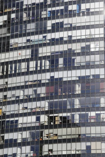 Windows üzerinde ofis binası — Stok fotoğraf