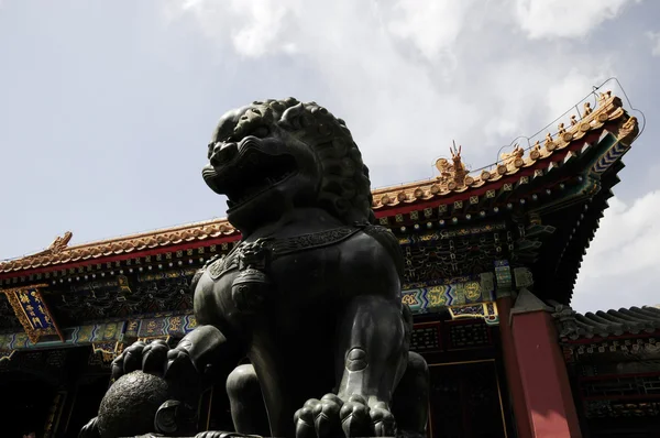 Lion statue with ancient building — Stock Photo, Image