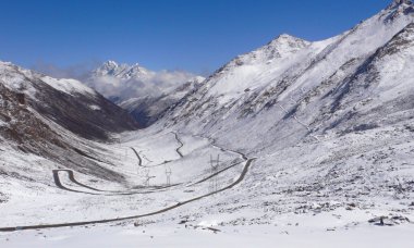 kar dağ Tibet dolambaçlı yol ile