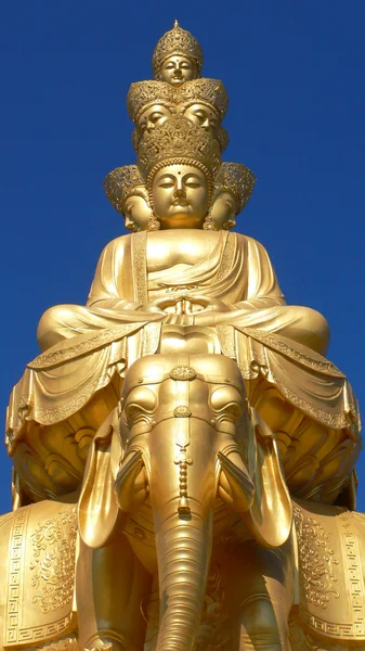 Statua di Buddha con oro — Foto Stock