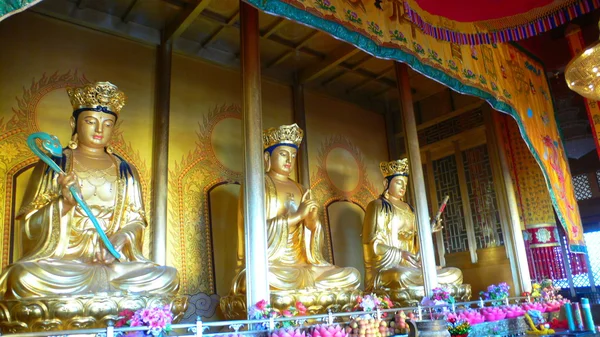 Золотые статуи в храме Будды — стоковое фото