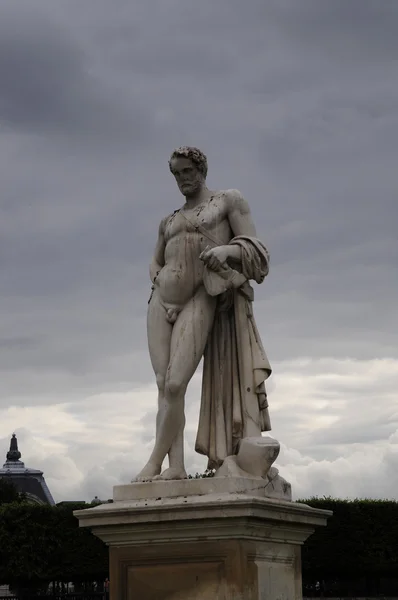 Estatua con cielo nublado en París —  Fotos de Stock