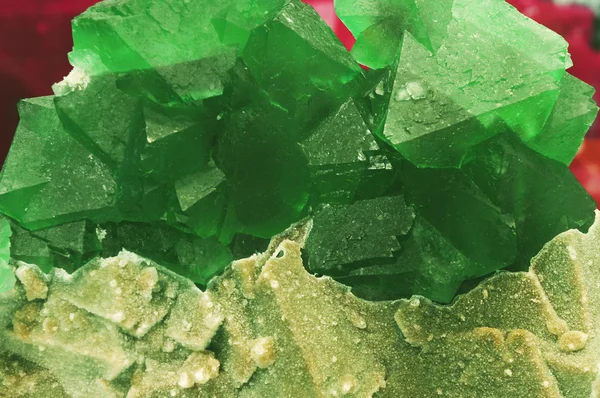 蛍石、水晶は自然の中で宝石鉱山 — ストック写真