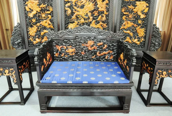 Cadeira de dragão e decoração — Fotografia de Stock