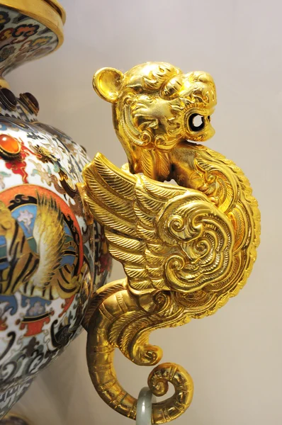Statue de tigre d'or avec poterie de luxe — Photo
