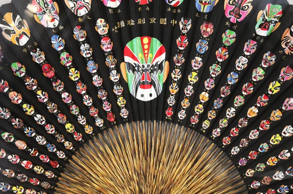 Arte de fã tradicional com máscara — Fotografia de Stock
