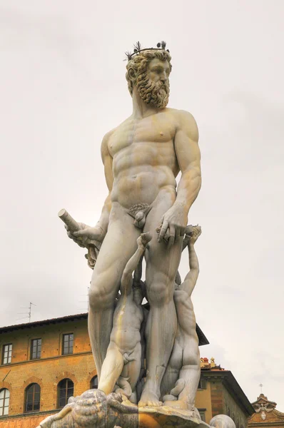 Статуя и здание во Флоренции — стоковое фото