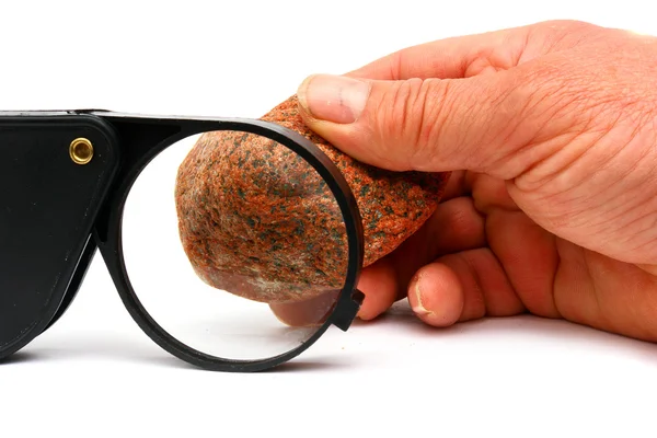 黒の虫眼鏡と石 — ストック写真