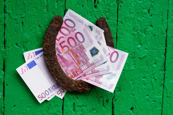 Das alte Hufeisen und das Eurogeld — Stockfoto