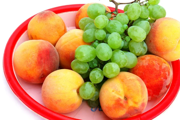 Trauben und Pfirsiche — Stockfoto