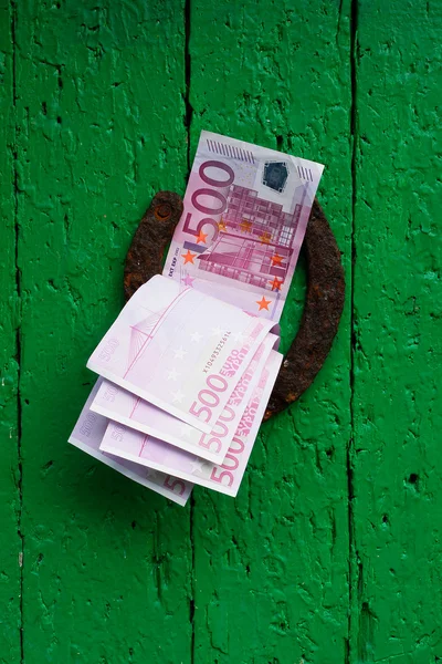 Stare podkowy i pieniądze euro — Zdjęcie stockowe