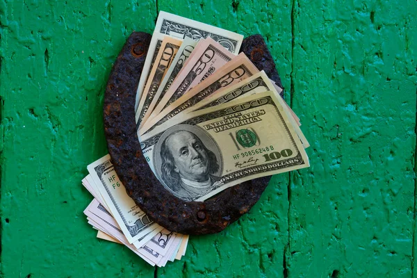 La vieja herradura y los dólares americanos — Foto de Stock
