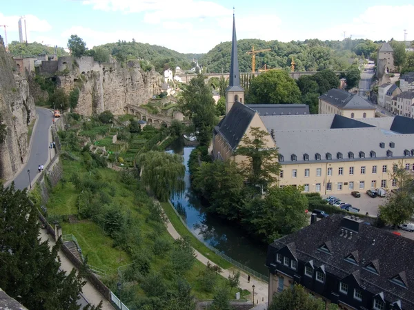 Luxemburg, antike Mauer und moderne — Stockfoto
