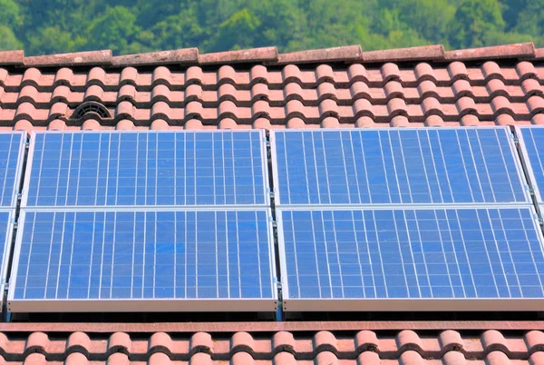 Будинок з сонячними панелями на даху — стокове фото
