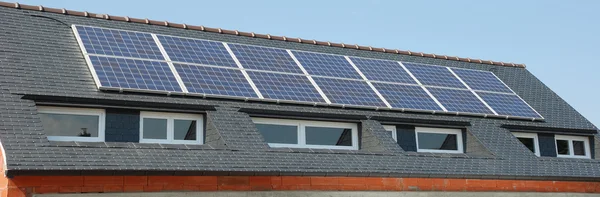 Сонячні панелі на даху — стокове фото