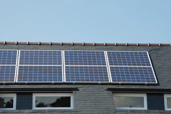 Panneaux solaires sur le toit — Photo