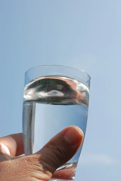 Mano che tiene il bicchiere d'acqua — Foto Stock