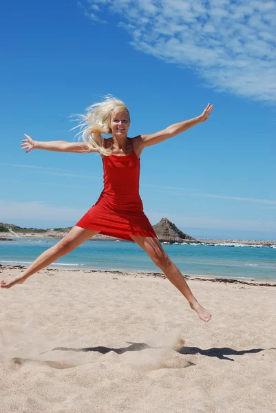 Mujer Saltando en la playa — Foto de Stock