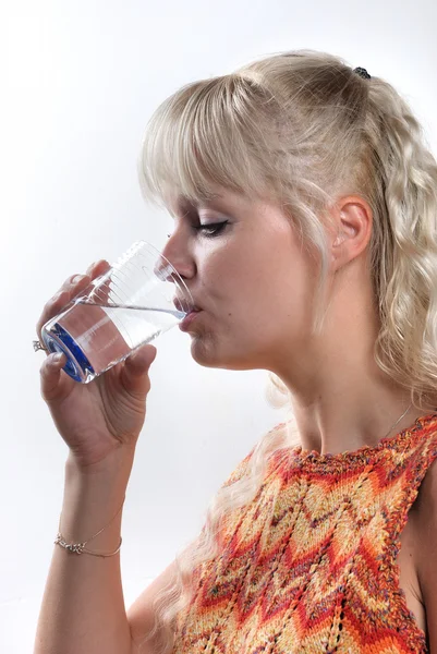 金髪の女性は、水を飲む — ストック写真