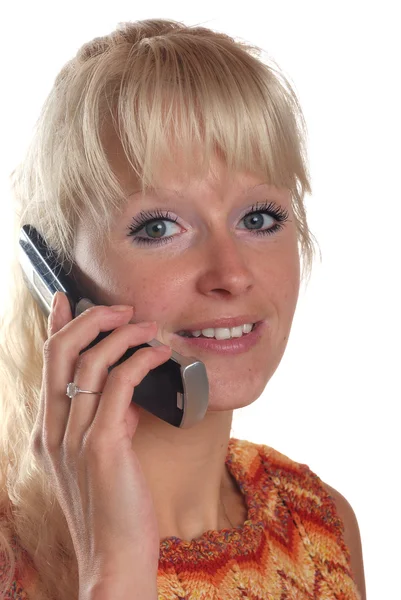 Porträt einer blonden Frau beim Telefonieren — Stockfoto