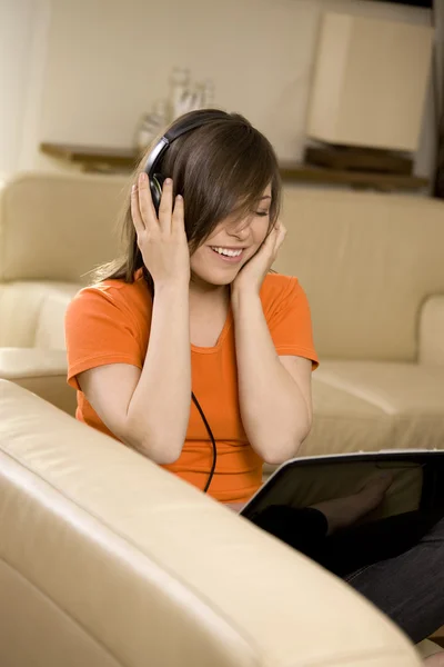 Junge Frau hört zu Hause Musik — Stockfoto