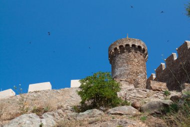 Eski kale kule mavi gökyüzü üzerinde