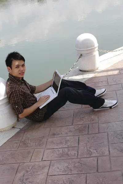 Üniversite öğrencisi ile laptop — Stok fotoğraf